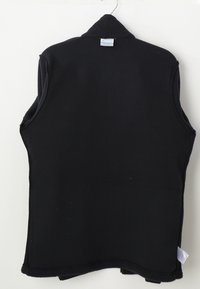 Zwarte fleece vest met hoge kraag, mouwloos ontwerp en vlakke naden. De achterkant is glad met een klein label nabij de nek.