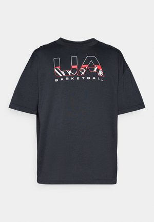 Fekete, rövid ujjú póló, laza szabással, a mellkason piros és fehér "UA BASKETBALL" grafikai felirattal. Puha anyagú.