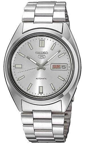 Silberne Automatikuhren mit Edelstahlarmband, runder Zifferblatt, Stundenmarkierungen und Datumsanzeige; mit Seiko-Logo.