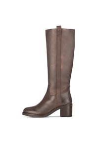Bottes en cuir marron montantes avec un bout arrondi, un talon empilé et des coutures contrastées le long des panneaux latéraux. Texture lisse.