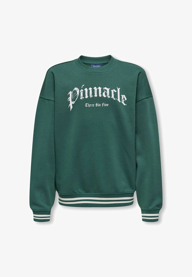 Sudadera verde con cuello redondo, estampado blanco de "Pinnacle" y "Three Six Five", puños acanalados y detalles de dobladillo a rayas blancas. Textura de tela suave.
