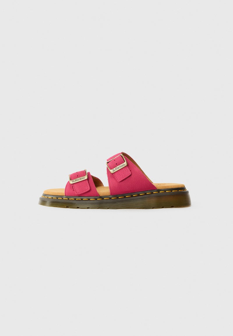 Sandale slide fuchsia roz, cu două curele reglabile, detalii cu catarame aurii și o tălpic căptușit de nuanță bej, pe o talpă neagră cu galben.