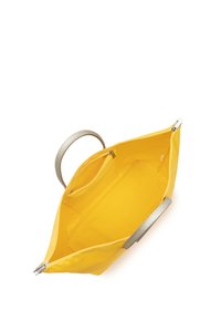 Borsa a tracolla gialla con texture liscia, manici in pelle grigia e chiusura con zip. L'interno presenta una piccola tasca e un ampio scomparto principale.