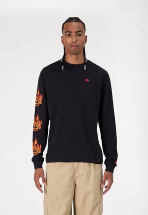 Schwarz, langärmliges T-Shirt mit rotem Logo auf der Brust und orangen Flammenmotiven auf den Ärmeln; Baumwollmaterial mit rundem Ausschnitt und gerippten Bündchen.
