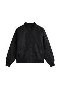 Veste bomber noire en tissu lisse, dotée d'un col rond, d'une poche zippée sur la manche, ainsi que de poignets et d'un ourlet côtelés.
