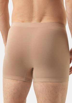 Boxer da uomo beige senza cuciture con motivo a trama. Vita elasticizzata, design aderente e lunghezza a metà coscia, vista posteriore.