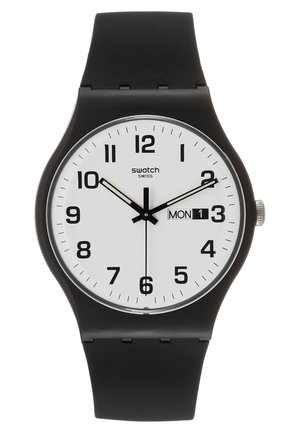 Reloj de pulsera Swatch negro con esfera blanca, números negros, pantalla de fecha que muestra lunes 1, y hora a las 10:10:30 con correa negra.