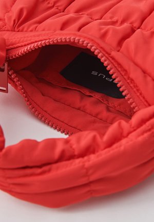 Rode, donsachtige stoffen tas met een gequilt ontwerp, voorzien van een ritssluiting en een gladde binnenvoering. Inclusief een zichtbaar merketiket.