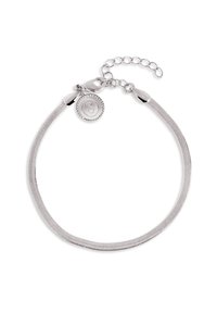 Zilveren armband met een gevlochten ontwerp, klipsluiting en een verstelbare ketting met een ronde bedel waarin een gestileerde letter is gegraveerd.