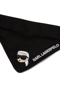 Juodas audinio aksesuaras su animaciniu piešiniu, kuriame matyti baltos spalvos plaukai, akiniai ir užrašas "KARL LAGERFELD" balta siuvinėjimu.
