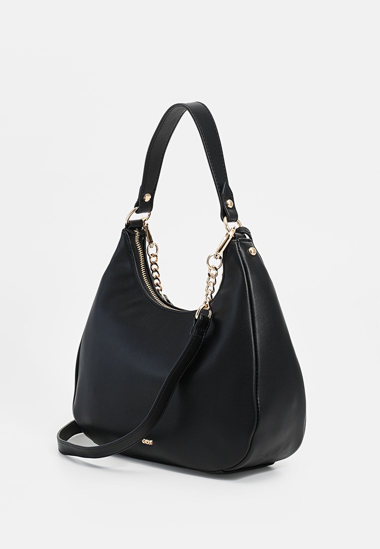 Borsa a mano in pelle nera con forma curvilinea, dettagli in metallo dorato e doppi manici. Caratterizzata da una chiusura con zip e un particolare a catena sul manico.