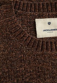 Maglione marrone lavorato a maglia con un design testurizzato, colletto a coste e un'etichetta che recita "JACK & JONES PREMIUM."