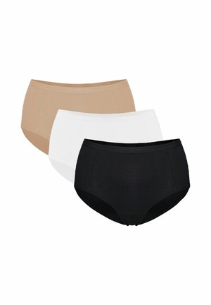 Kobieta z długimi ciemnymi włosami, ubrana w beżowy biustonosz i białe bawełniane figi typu hipster, stojąca na tle jednolitego jasnego tła.