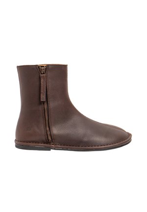 Bota de cuero marrón hasta el tobillo con cremallera lateral y suela plana negra, mostrada de perfil sobre fondo blanco.