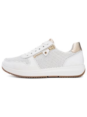 Bílá nízká teniska s perforovanými postranními panely, zlatým zipem, šněrováním vpředu, kovovým zadním detailem a hnědou vroubkovanou podrážkou.