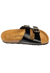 Svart patentläder slide-sandal med två justerbara spännen, korkfotbädd och texturerad brun sula. Noterbar logotyp på fotbädden.