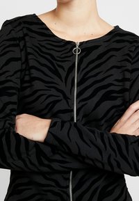 QS Sudadera con cremallera - black