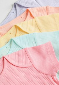 Piecas īsām piedurknēm tops lavandas, persiku, dzeltenā, piparmētras un rozā krāsās ar ribotā auduma faktūru un apaļiem apkaklīšiem, sakārtoti kā ventilators.