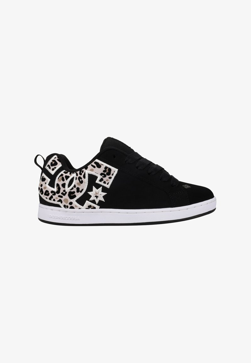 Tenisi negri cu un upper din material textil neted. Prezintă un design cu imprimeu leopard pe lateral, accente albe și o talpă din cauciuc alb.