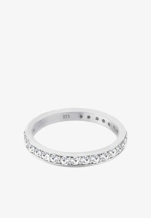 Anello in argento sterling con una fascia liscia e una fila di pietre trasparenti incastonate sulla parte frontale, marchiato "925" all'interno.