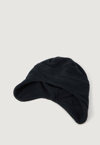 Cappello in pile nero con una corona arrotondata e una visiera estesa e curvata. Tessuto morbido con cuciture visibili lungo i bordi.