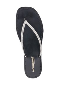 Sandal in gomma nera con una suola in pelle liscia, accentuata da strass metallici sulla cinghia, e bordi cuciti per una maggiore durata.