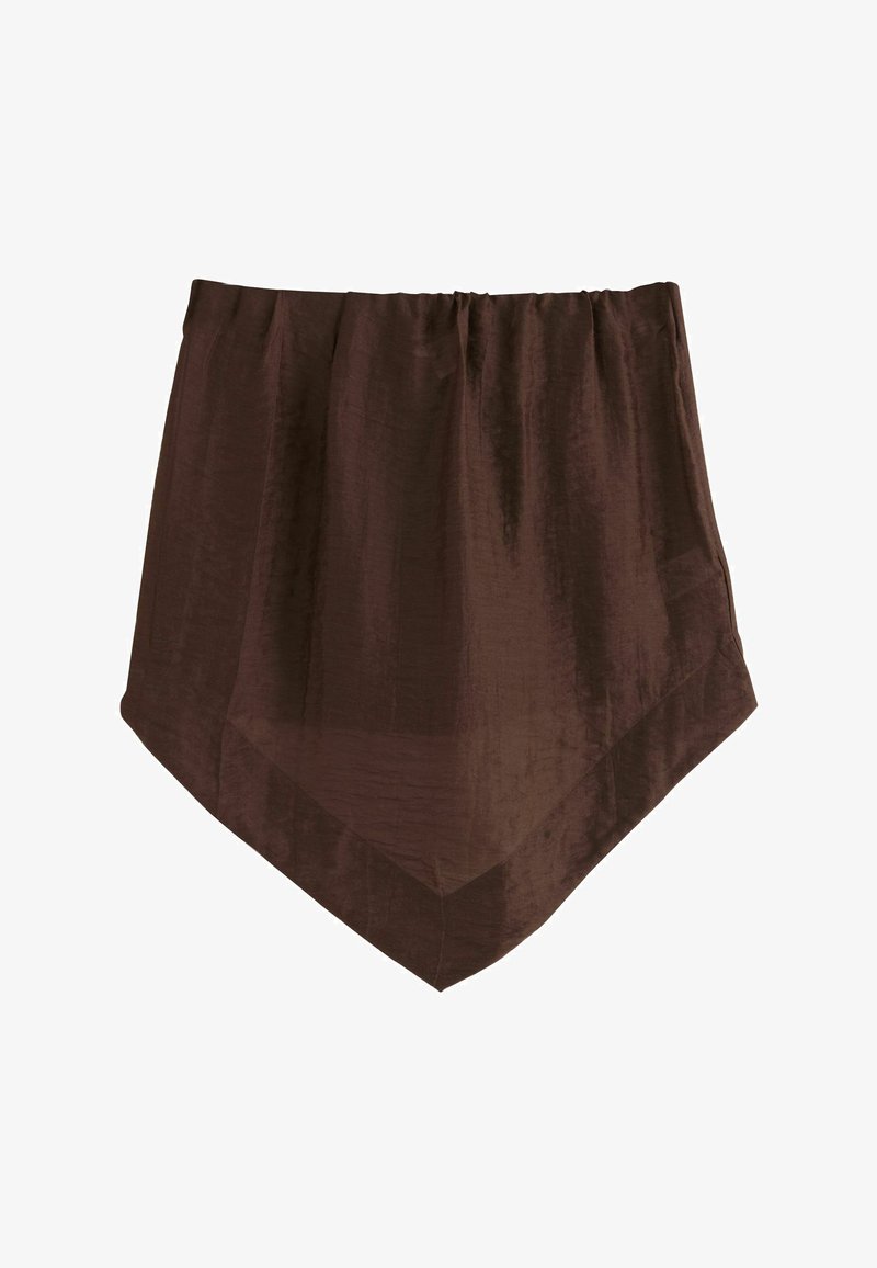 Sciarpa in tessuto marrone scuro, stropicciata, con un'estremità appuntita e un bordo superiore arricciato, su uno sfondo bianco.