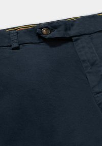 Námořnické bavlněné šortky s knoflíkovým uzavřením, plochým předním dílem a barevným pruhovaným vnitřkem pasu. Hladká textura a dobře padnoucí design.