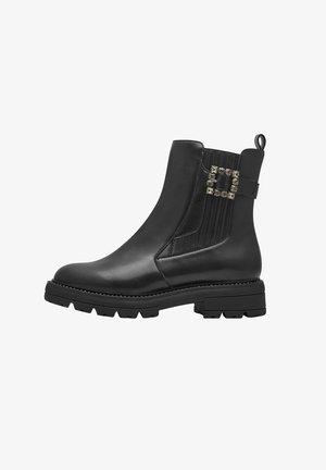 Bottines en cuir noir avec des panneaux latéraux élastiques, accents en matériel clouté, semelle épaisse et tirant pour un enfilage facile. Texture lisse.