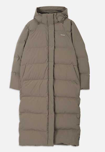 Manteau long et rembourré de couleur marron discret, avec une capuche, une fermeture éclair à l'avant et deux poches latérales. Texture lisse avec un design minimaliste.
