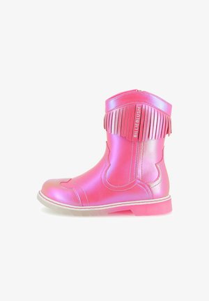 Roze metalik gležnjača s frčkama, bočnim patent zatvaračem, zaobljenim vrhom, kontrastnom bijelom potpeticom i "BILLIEBLUSH" logotipom sa strane.