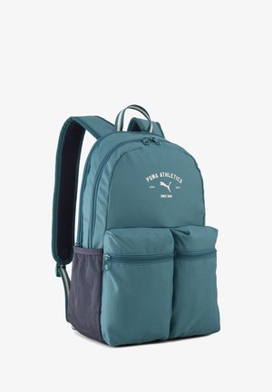 Sac à dos Blue Puma Athletics avec deux poches avant zippées, une poche latérale en mesh, des bretelles rembourrées et une poignée de transport supérieure.