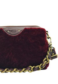 Sac à main en fourrure bordeaux avec une garniture en cuir brun, présentant une surface texturée, une chaîne en métal doré et un logo estampé sur le devant.
