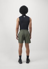 Under Armour TECH WOVEN WORDMARK - Pantaloncini sportivi - green/black
