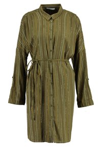Robe chemise verte olive avec des manches longues, fermeture à boutons à l'avant et une ceinture à nouer. Présente des rayures verticales en or, blanc et marron.
