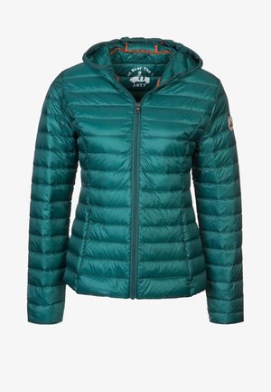 Teal gewatteerde jas met capuchon, voorzien van een quilted ontwerp, ritssluiting aan de voorkant en een oranje binnenvoering. Heeft een logo-pli op de mouw.