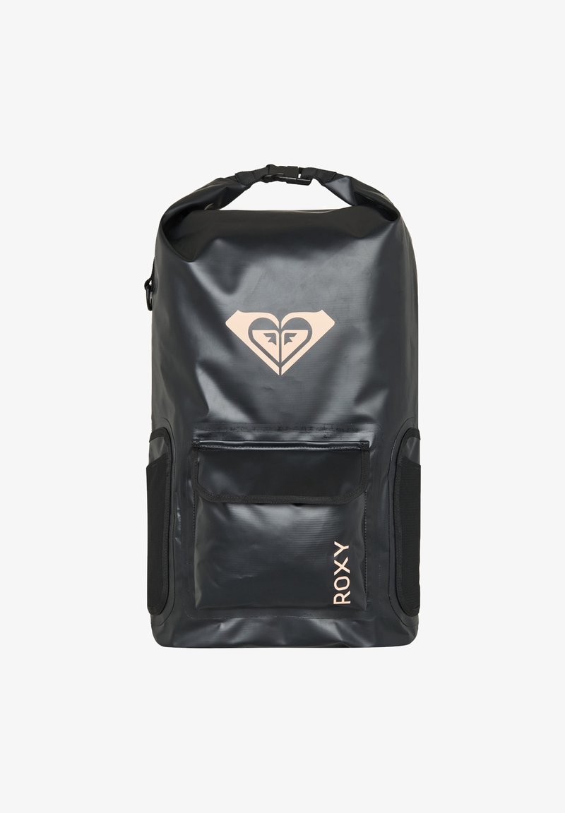 Zaino impermeabile nero caratterizzato da un grande logo a forma di cuore in rosa, tasca frontale, tasche laterali in rete e manici regolabili.