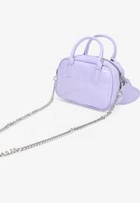 Bolso de mano en lavanda lucido, con forma rectangular, dos asas superiores, correa de cadena plateada y acabado suave y brillante. Cierre con cremallera en la parte superior.