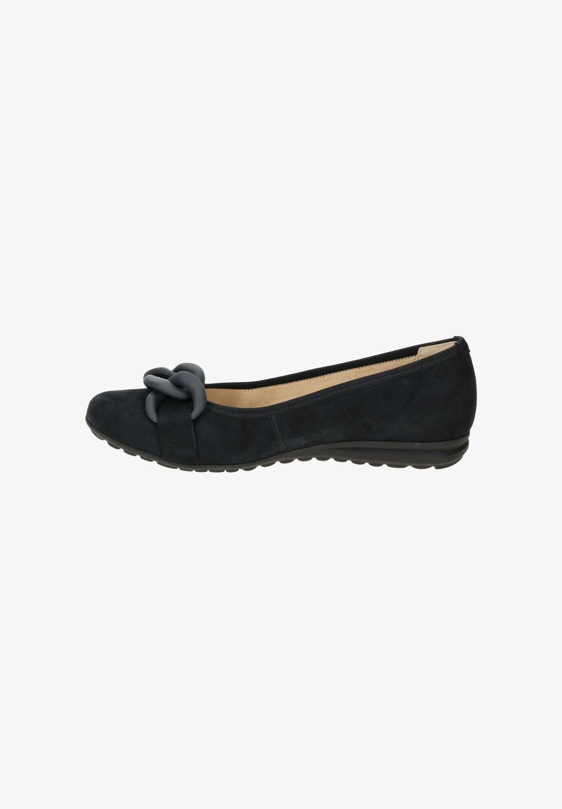 Chaussure plate en daim noir avec bout arrondi, semelle intérieure rembourrée et grand détail chaîne noire mate à l'avant.