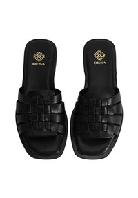 Sandales noires en cuir avec un design de bride tissée. Forme de pied carré avec une texture lisse et un logo doré détaillé sur la semelle intérieure.