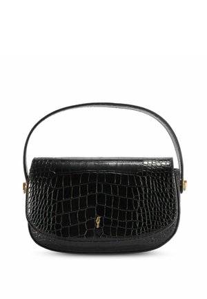 Czarna torebka ze skóry tłoczonej w wzór krokodyla, z zaokrągloną klapką i pojedynczym górnym uchwytem, z małym złotym logo na środku przodu.