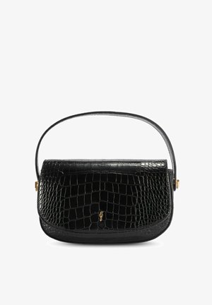Czarna torebka ze skóry tłoczonej w wzór krokodyla, z zaokrągloną klapką i pojedynczym górnym uchwytem, z małym złotym logo na środku przodu.