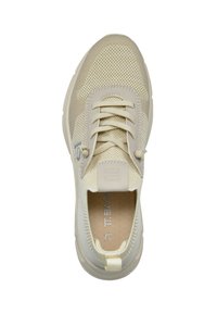 Helle beige Sneaker mit Mesh-Obermaterial, Schnürverschluss, gepolsterter Zunge und Fersenanhänger. Strukturiert Oberfläche und dezente Logo-Details an der Seite.