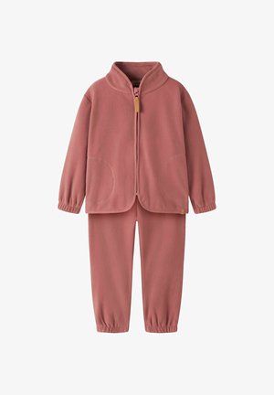 Two-piece fleece set in dusty pink, featuring a zip-up jacket with a high collar, side pockets, and elastic cuffs; matching pants with elastic waist.