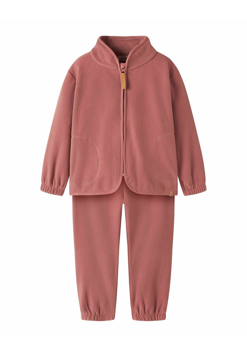 Ensemble en polaire à deux pièces en rose poussiéreux, comprenant une veste zippée avec un col haut, des poches sur les côtés et des poignets élastiques ; un pantalon assorti avec une taille élastique.