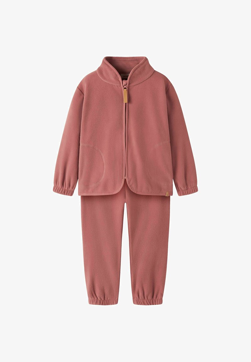 To-delt fleece sæt i støvet pink, der indeholder en zip-up jakke med høj krave, sidelommer og elastiske manchetter; matchende bukser med elastisk talje.