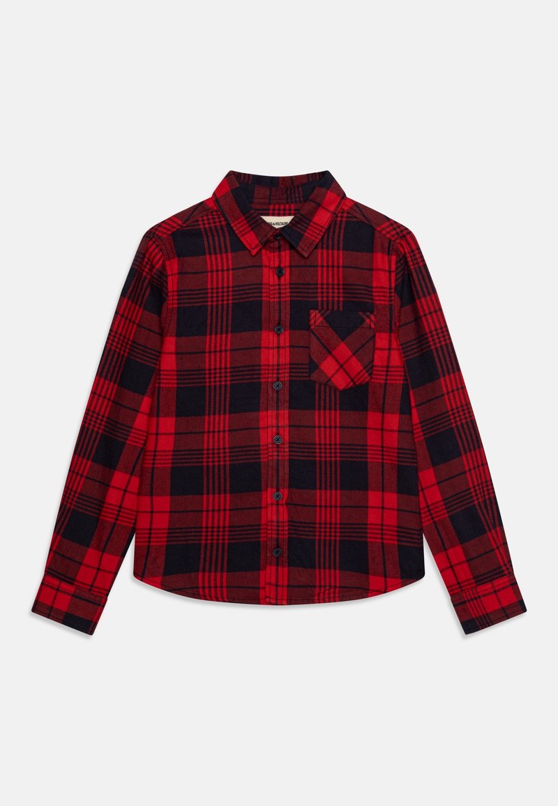 Chemise à carreaux rouge et noire à manches longues avec des boutons, une poche poitrine avant et un col classique, posée à plat sur un fond blanc.