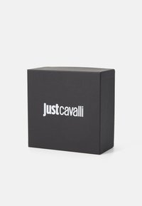 Scatola rettangolare nera con superficie testurizzata, con il brand bianco "Justcavalli" sul davanti. Chiusa, con una parte superiore liscia e bordi puliti.
