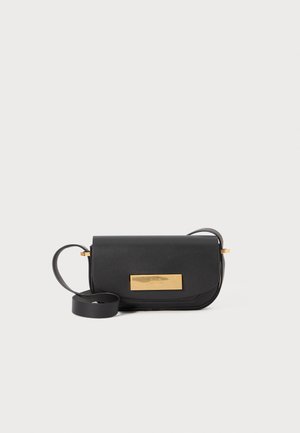 Borsa a tracolla in pelle nera con accentuazione in metallo dorato, texture liscia, forma rettangolare e lunga tracolla regolabile.