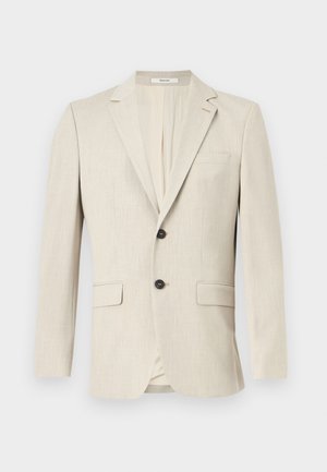 Beige herenenblazer met notched revers, twee donkere knopen, borstzakken en klepzakken, en een slanke, getailleerde pasvorm.